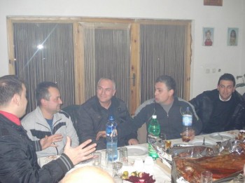 ovde pocinjemo da se lazemo ko pravi majstori...JPG