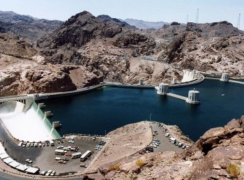 800px-Hoover_Dam_and_Arizona_Spillway,_1983.jpg